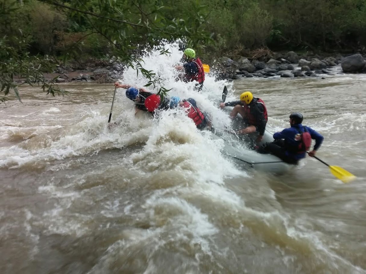 Team punching through whitewater on the Mtkvari